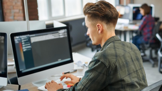    На "Госуслугах" начат прием заявок на отсрочку от армии для IT-специалистов Андрей Галкин