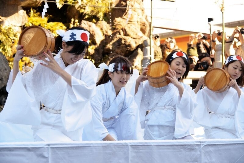    14 фото с ежегодного фестиваля закаливания, который проходит в Японии