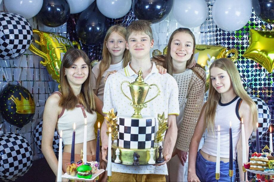 Володар с сёстрами. Фото: https://dzen.ru