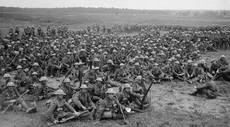 Французские и Английские солдаты на поле перед Соммой