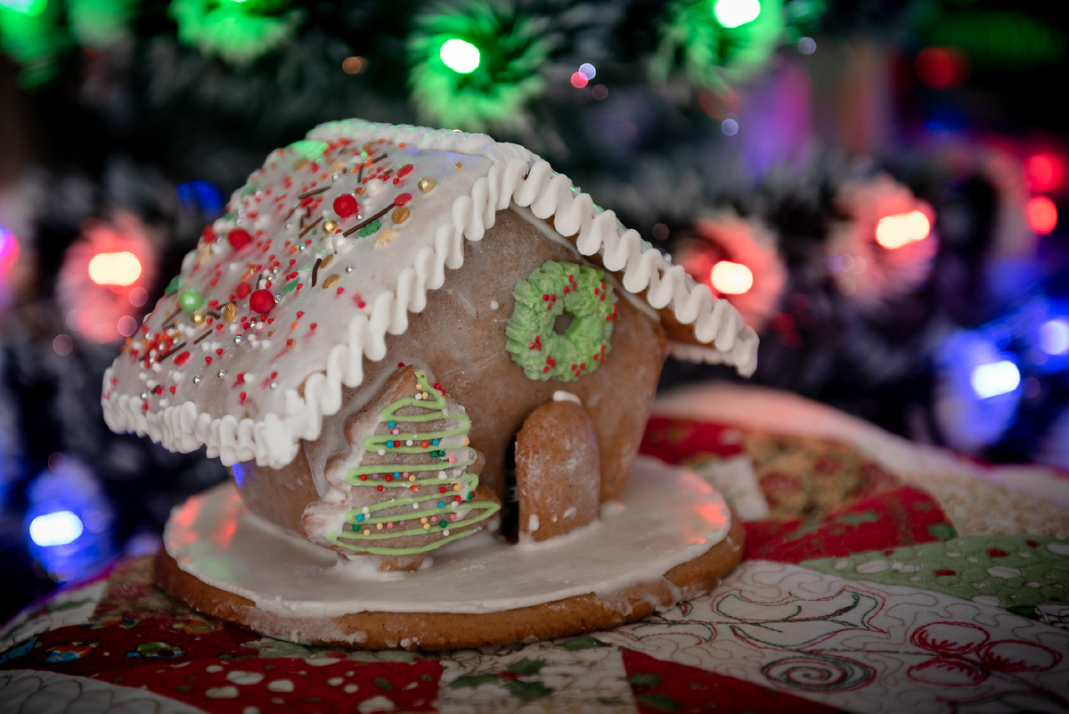 Я фанатка самых разных домиков и в этом году мне впервые в жизни подарили пряничный. Канал на Дзене тоже что-то вроде домика (ну надо же было как-то притянуть картинку к тексту)))