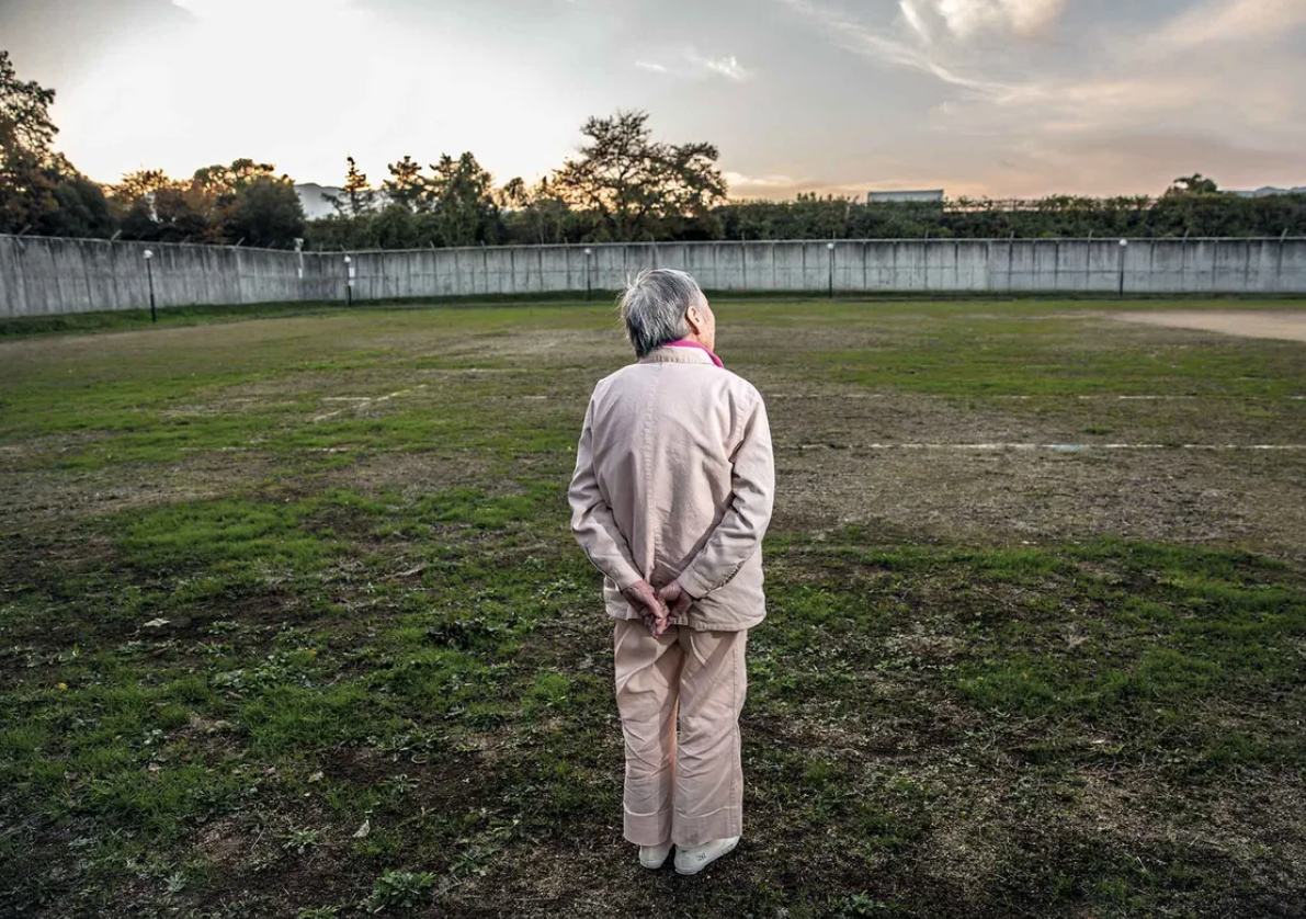 У них есть футбольное поле, но в футбол никто не играет - старенькие
