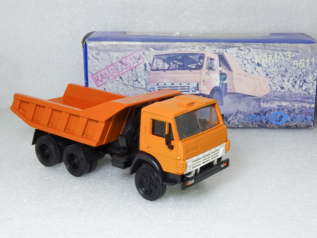 Рис. 1. Модель самосвала КАМАЗ-5511 производства ЭЛЕКОН в масштабе 1:43 с повреждением ступицы заднего колёсного диска 