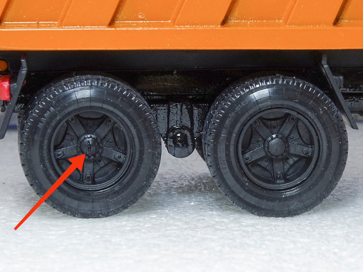 Рис. 2. Вид на повреждённую ступицу правого заднего колёса модели самосвала КАМАЗ-5511 (увеличенный вид на задние колеса)