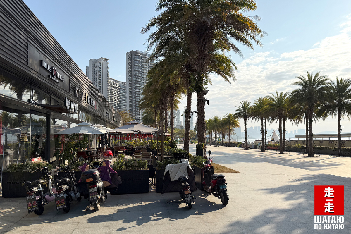 Утром на пляже почти всегда немноголюдно, но через несколько дней и утром здесь будут толпы людей.