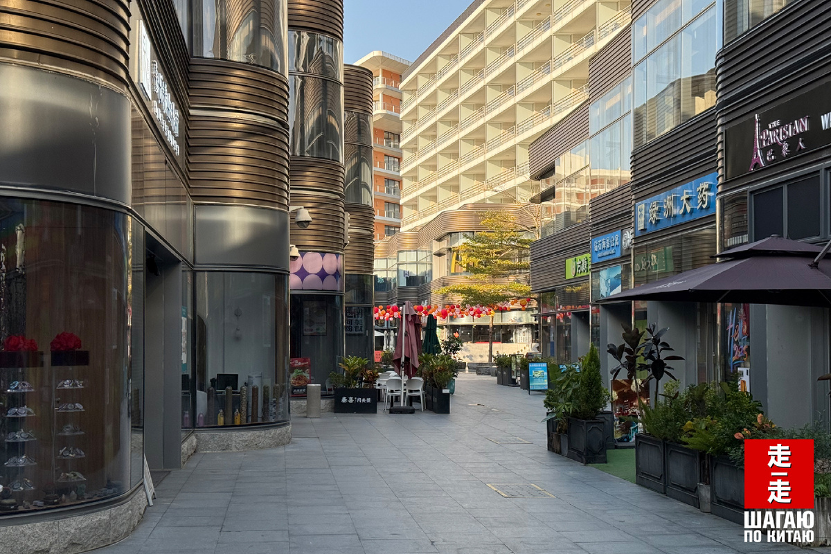 Торговый квартал возле отеля "Le Meridien". Пока никого. Скоро, уже с утра, здесь будут "ранние пташки" в поисках завтраков.