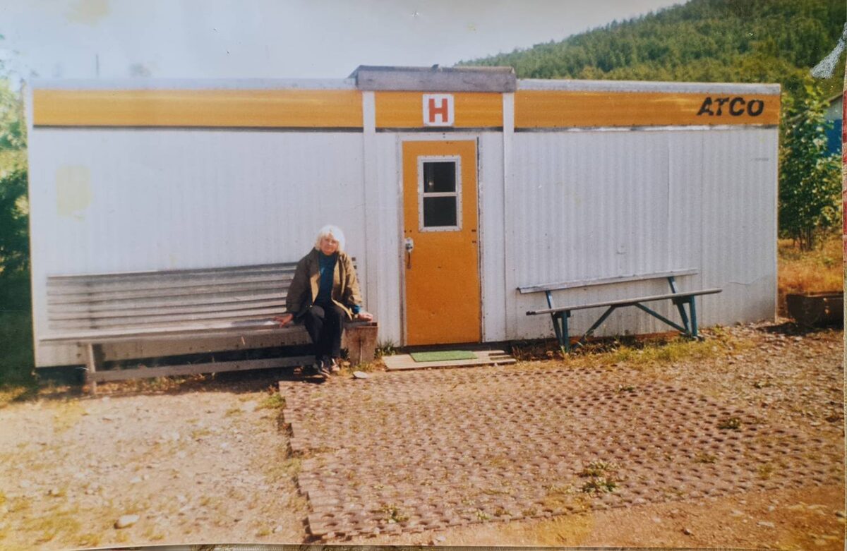 Перед входом в гостиницу лежат аэродромные плиты.