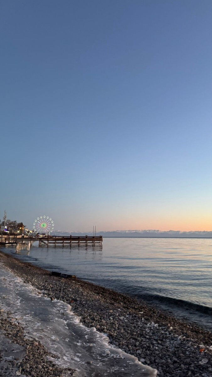 берег Байкала в поселке Листвянка, примерно напротив отеля "Маяк" 20.01.25 года.