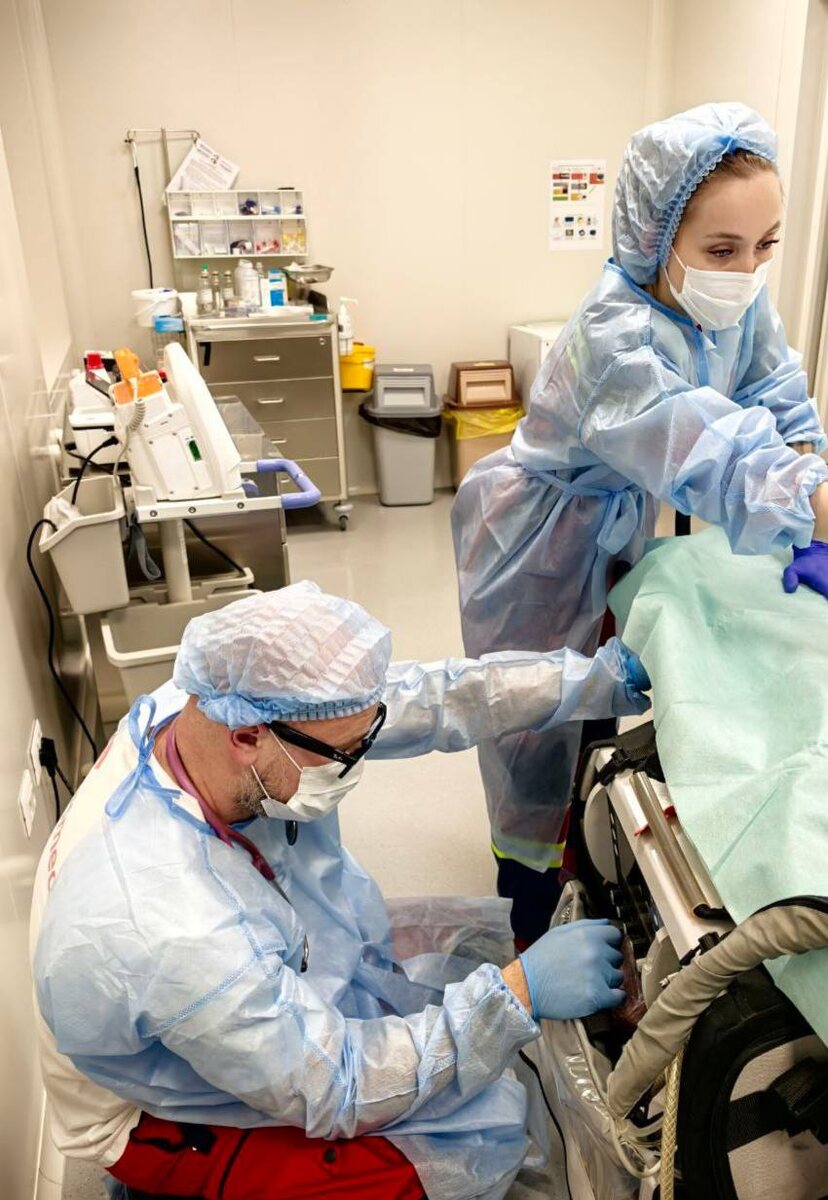 настройка параметров ИВЛ, часть процесса подготовки больного к транспортировке