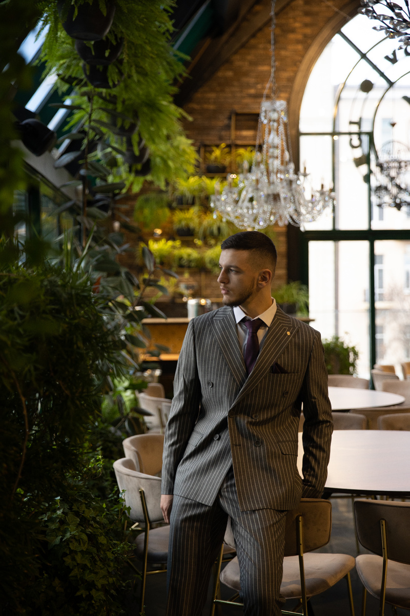 Мужской двубортный костюм в полоску Mazaltovman