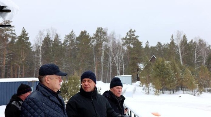    Полномочный представитель президента Российской Федерации в Сибирском федеральном округе Анатолий Серышев (слева). Фото: sfo.gov.ru