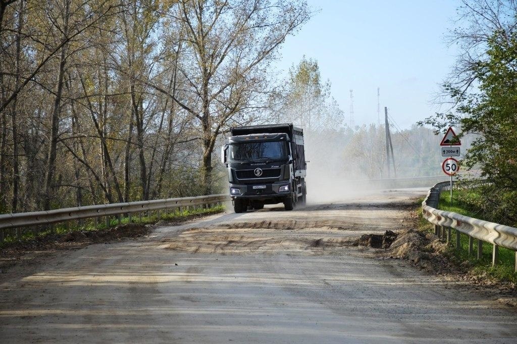    В селе Легостаево Искитимского района большегрузы игнорируют запрещающие знаки. Фото из архива редакции