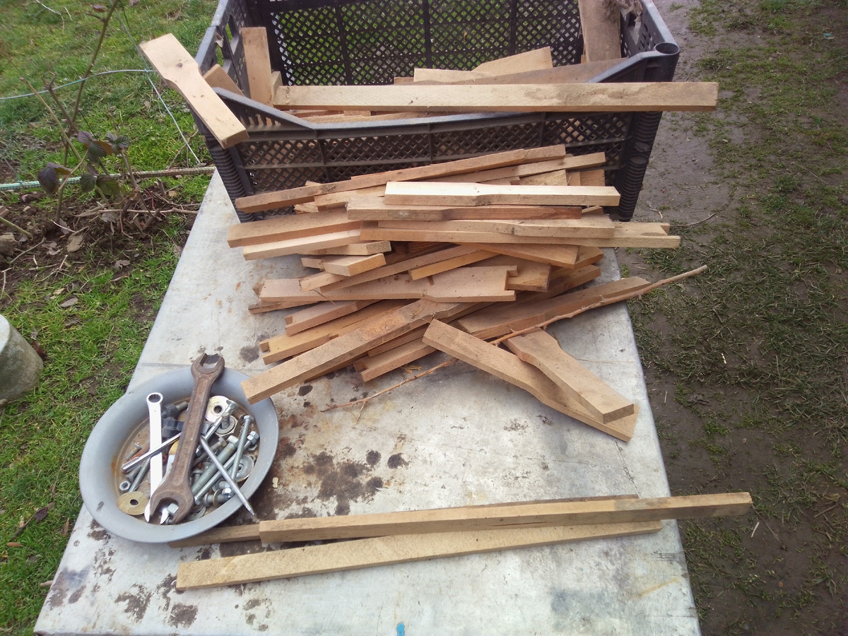 О! Сколько тут всяких дровишек!