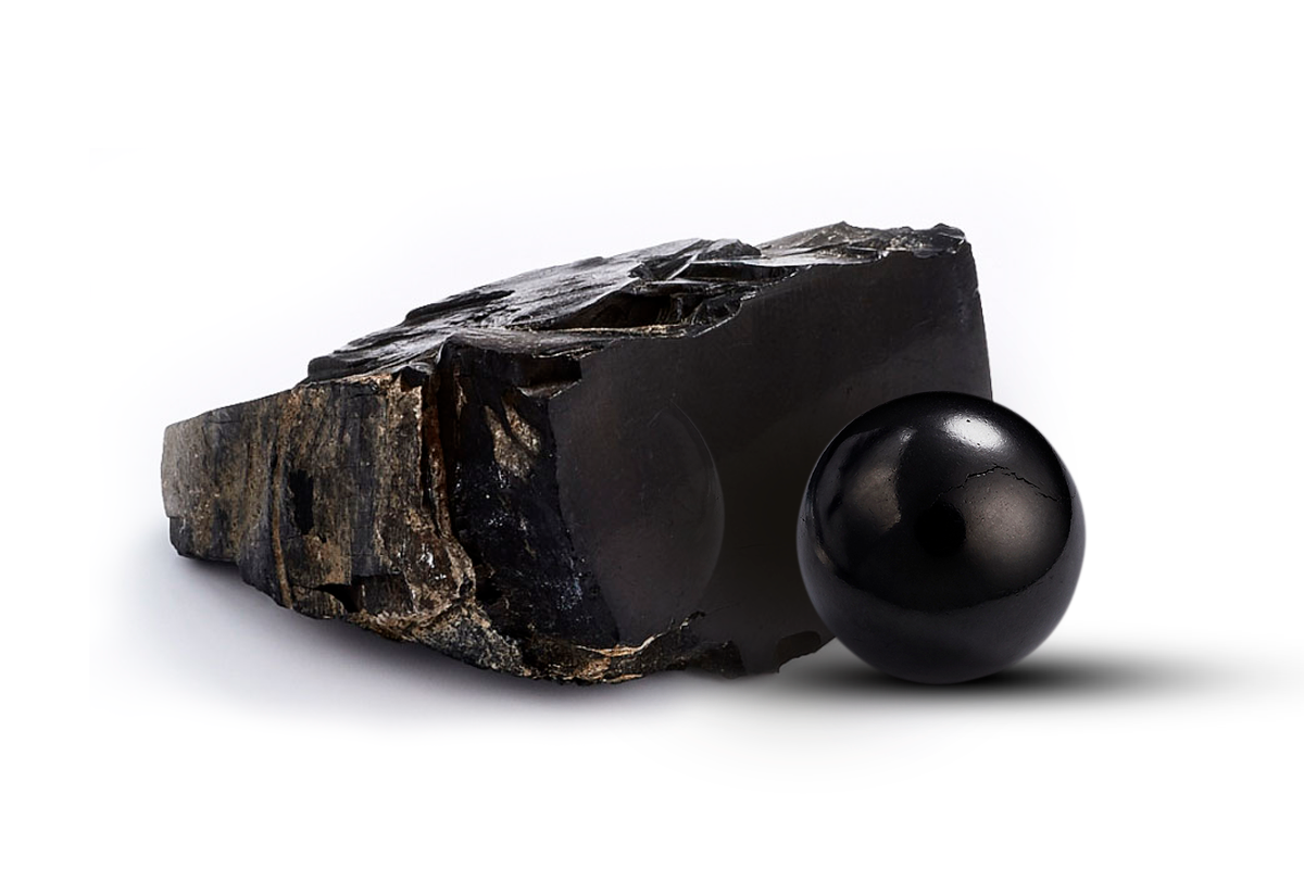 Гагат - минералоид органического происхождения. Разновидность ископаемого угля. Очень красивый камень, обладающий совершенно неповторимым бархатистым блеском. Легко поддается обработке и полировке и частои спользуется как поделочный камень при создании украшений. Другие названия: гишер, черная яшма, черный янтарь, лигнит В литотрапии применяется достаточно широко - особенно в защитных сборках