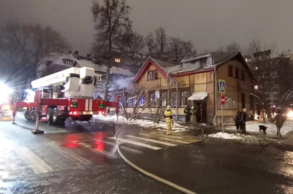    Огонь пожирает историю.