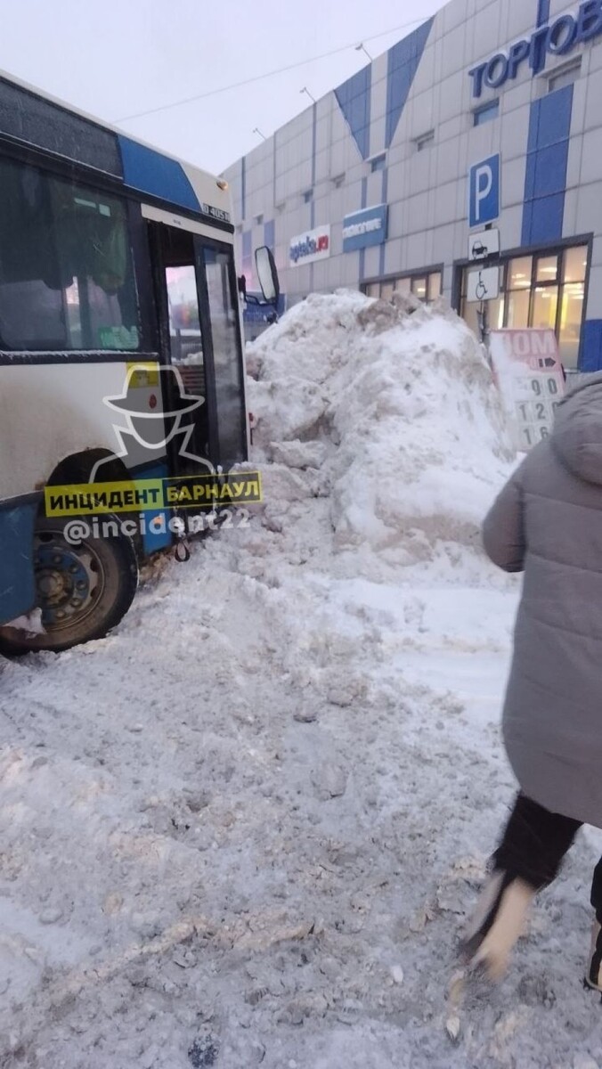    Автобус влетел в сугроб. Источник: vk.com/incident22