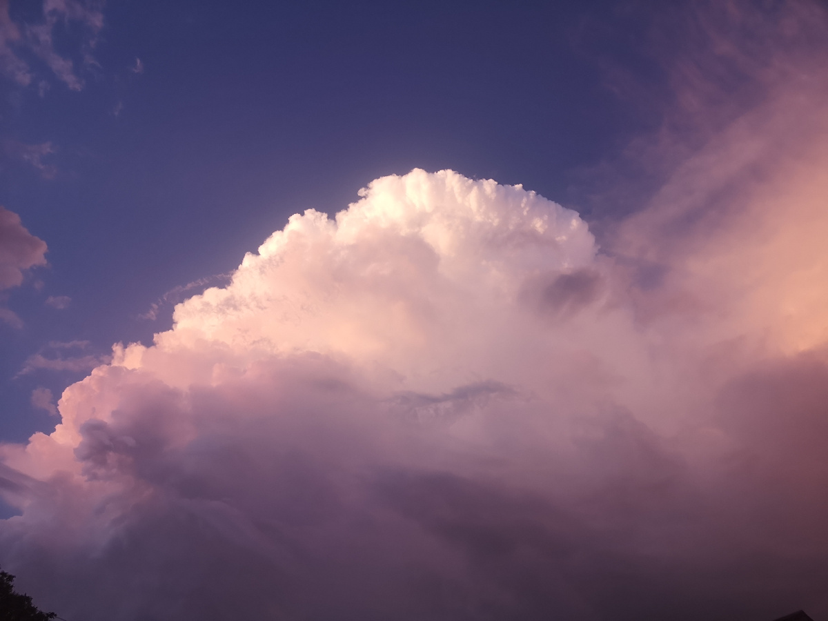 Тревожное небо. Писала и не устану повторять - не будет общей мобилизации, толку не будет. Мы проиграем духовно, потому что те, кто увильнут от призыва никогда не будут такими, как те парни, что воюют, увы... 