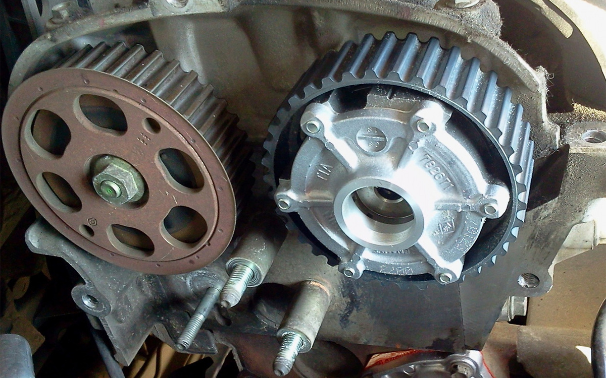 fearnoname / Drive2📷Фазорегулятор (если он есть) располагается со стороны цепи или ремня ГРМ, в торце распредвала. Фактически это часть его приводной шестерни