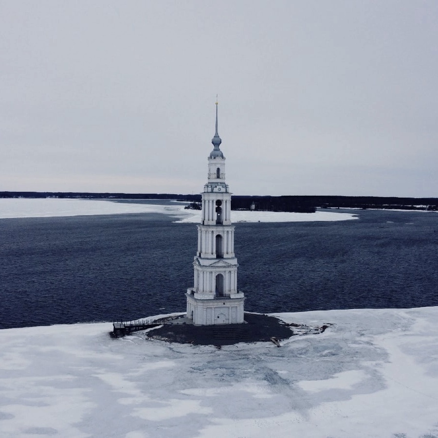 Колокольня в Калязине посреди водохранилища