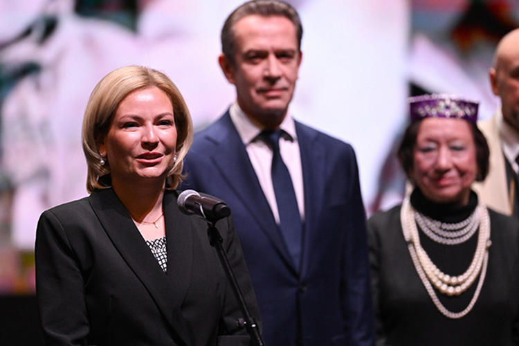    Ольга Любимова накануне, открывая новое здание театра им. Камала: «Ощущение, будто находишься внутри невероятного ювелирного украшения».   
Фото: mincult.tatarstan.ru