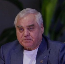 — Авиатопливо дорожает практически каждый раз, где-то на 30% выросла цена. Тонна керосина уже за 100 тысяч рублей перевалила. Аэропорты тоже подняли стоимость услуг, примерно на 15—20%. В совокупности это достаточно серьезная нагрузка, — заявил гендиректор авиакомпании «ЮВТ Аэро» Петр Трубаев.