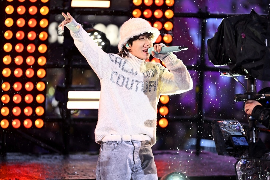 Хосок из BTS выступает в Нью-Йорке