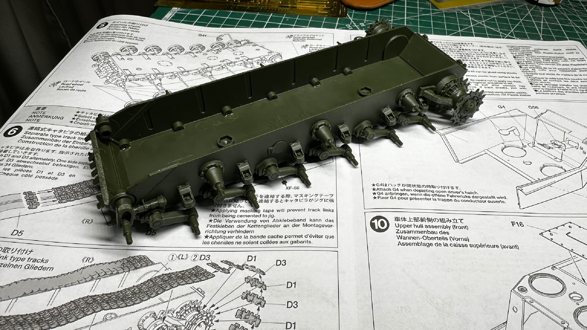 Модель 2009 года, проработка соответствует периоду, но внутри ванны выштамповки под гайки, что напоминает о моделях в которые устанавливали моторчики