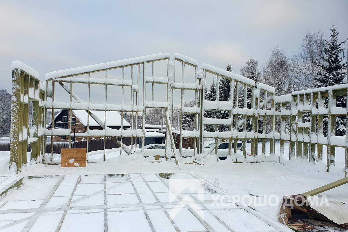 Занесенный снегом каркас в процессе возведения.