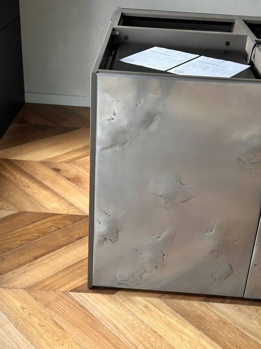 Жидким металлом AuraMetal покрашены фасады кухонного острова . 