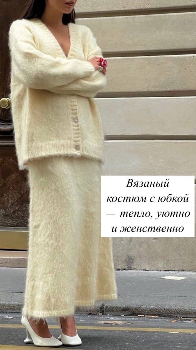 практически прямая юбка, с небольшим расклешением к низу