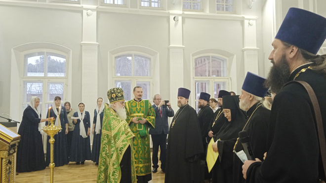 
Открытие форума в школе № 2 началось с торжественного молебна, который состоялся в помещении спортзала, где до революции была домовая церковь Михаила Архангела и Антонины Никейской