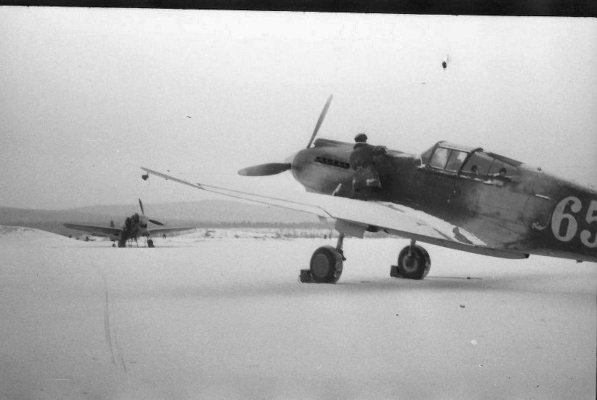 P-40 "Киттихоук". Советские пилоты больше любили P-39, однако и "Киттихоук" имел ряд достоинств. Минусом был плохой обзор и разнесенное по крыльям вооружение