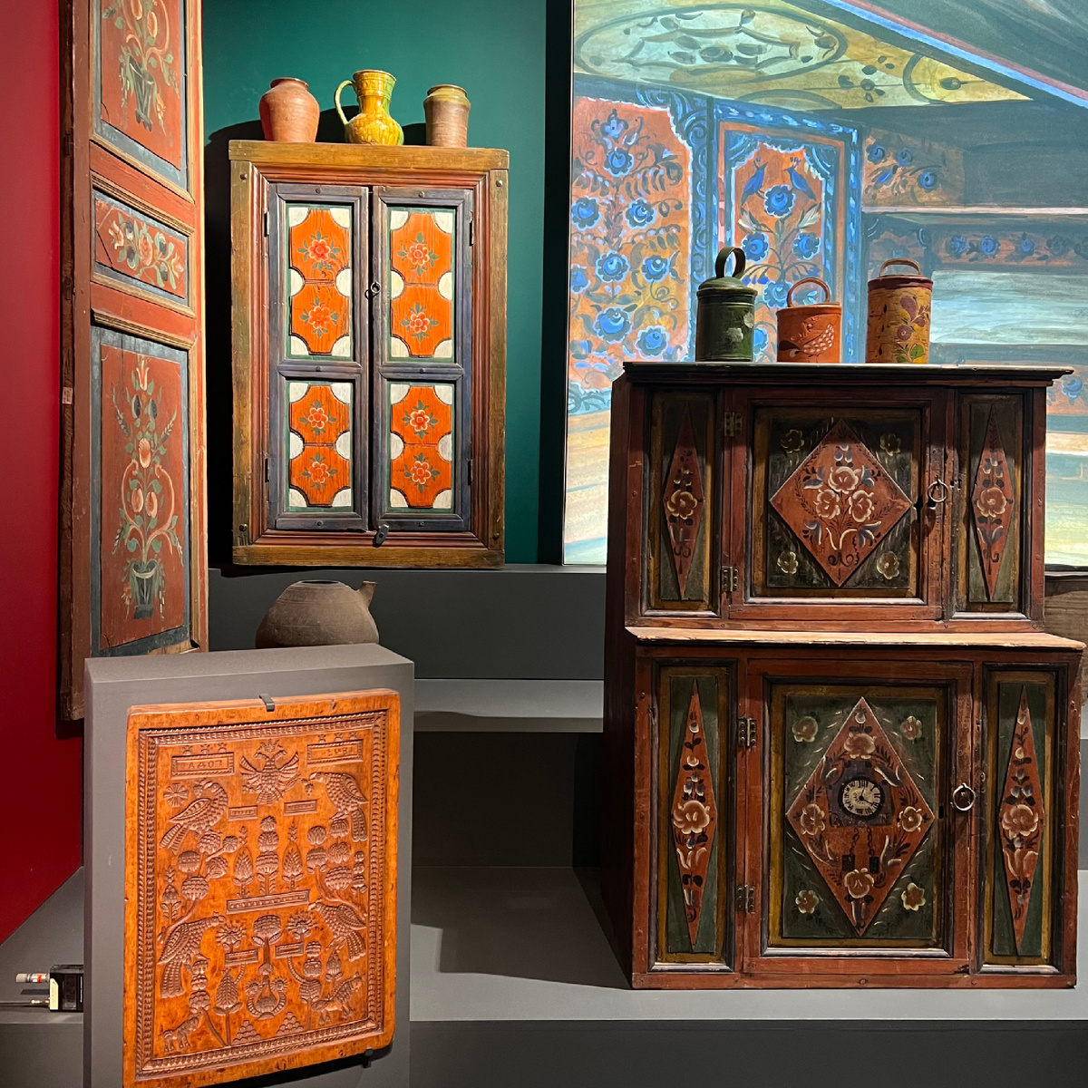 В середине XIX века на Русском Севере, Средней Волге, в Прикамье, на Урале и в Сибири в домах зажиточных крестьян широко распространились домовые росписи. Их обычно наносили на широкие стеновые плоскости: филенки, крышки голбцов, полати, двери, простенки. Крестьянские мастера-маляры обычно расписывали дом и мебель, иногда брались за бытовые предметы. Под кистью художника дом наполнялся яркими красками и замысловатыми сюжетами, сам становясь произведением народного искусства.