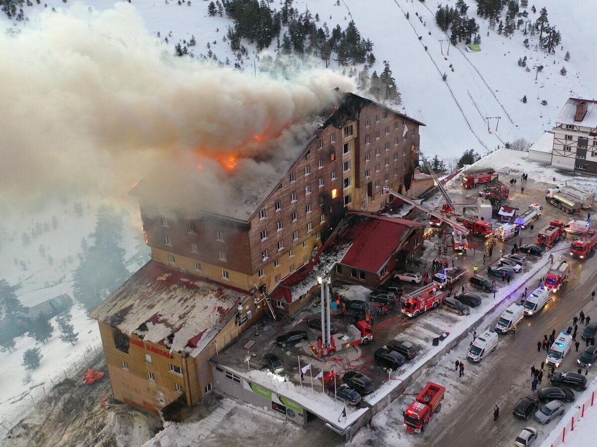    Пожар в отеле на горнолыжном курорте в турецком Болу© Getty Images / Anadolu/Mehmet Emin Gurbuz