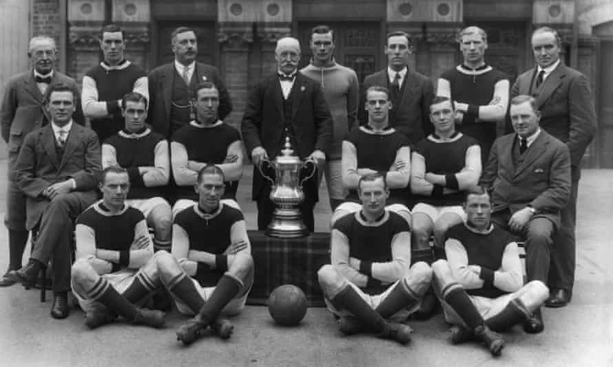 "Астон Вилла"  после победы в кубке Англии в сезоне 1919/20 , Барсон второй ряд крайний слева 