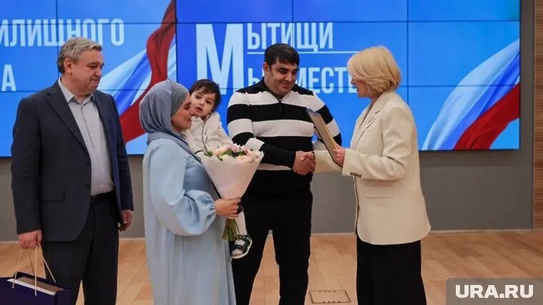 Сертификат семье лично передала глава округа Мытищи Юлия Купецкая (справа). Фото: сайт округа Мытищи