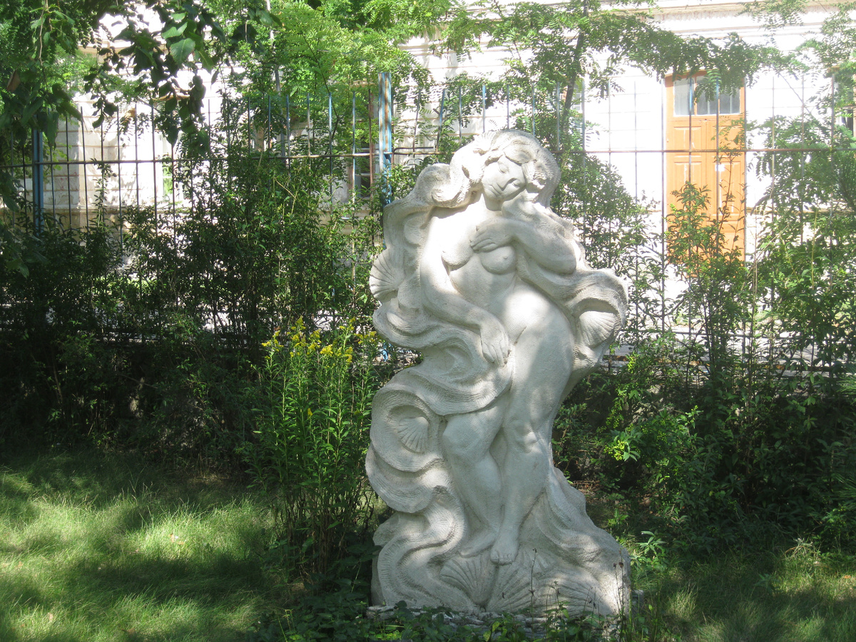 Немного скульптур в парке города Евпатория.