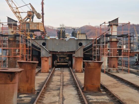 Основные характеристики краболова проекта 03141:   Длина 63,27 м   Ширина 10,6 м   Водоизмещение 1586 тонн   Объем перевозки живого краба до 100 тоннВ Находку прибыло оборудование для строящегося в рамках второго этапа инвестиционных квот краболова «Вилига», который магаданская компания «Тихрыбком» строит по итогам крабовых аукционов 2023 года.
Напомним, закладка краболова состоялась в сентябре минувшего года. Это третье судно, которое компания строит на российских верфях: «Омолон» и «Кедон» уже ведут успешный промысел в Охотском море. За основу всех краболовов для магаданских рыбаков взят проект японской шхуны. Серия предназначена для промысла краба ловушками, а также для хранения и перевозки улова в живом виде в охлажденной морской воде. Общий объем инвестиций с учетом покупки крабовых квот в 2019 и 2023 годах превышает ₽20 млрд, говорится в сообщении Телеграм-канала ВАРПЭ.📷    Фото: ВАРПЭ
Сейчас на стапелях Находкинского судоремонтного завода уже видны очертания нового краболова. Оборудование для судна недавно прибыло из Китая в Находку и монтируется. В «Тихрыбкоме» рассчитывают получить новое судно в начале 2028 года.📷
Читать новость       Находкинский СРЗ начал строительство краболова «Вилига» проекта 03141Завершить строительство судна предполагается в мае 2028 года.Краболов «Вилига» назван в честь реки, берущей начало на севере Приохотья и протекающей через весь Омсукчанский район Магаданской области. Река впадает в Гижигинскую губу залива Шелихова и является пристанищем лососевых пород рыб.