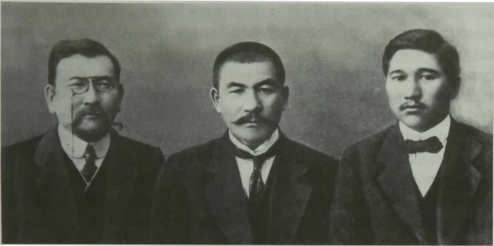 Алихан Букейханов (в центре)