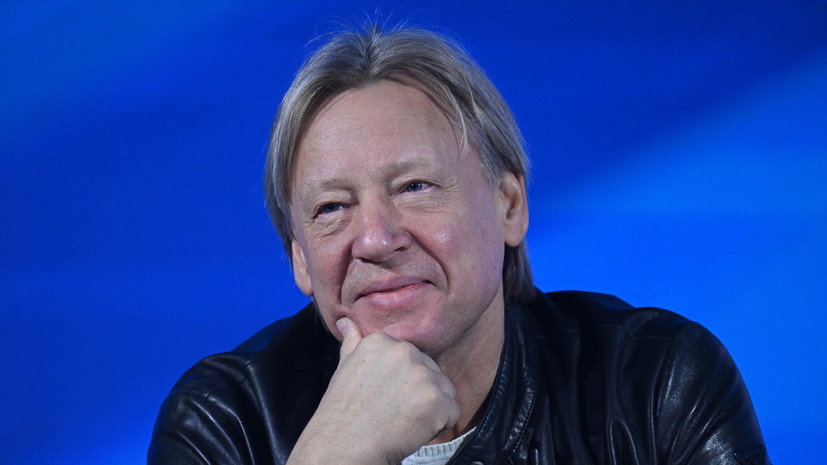     «Родной брат моего деда Олега Петровича учился в морском кадетском корпусе — той самой навигацкой школе, основанной Петром I… И мой герой Алёша Корсак закончил ту же навигацкую школу. Так что гардемарин я потомственный», — рассказывает Дмитрий Харатьян РИА Новости