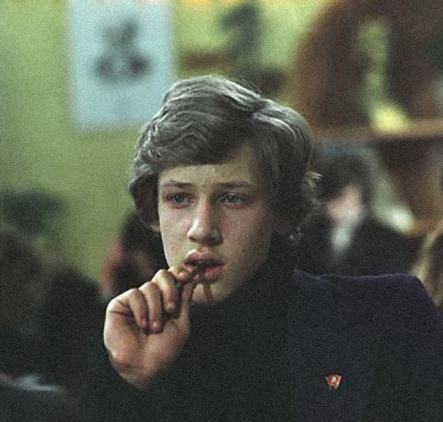    Дмитрий Харатьян родился 21 января 1960 года в городе Алмалыке в Узбекистане. Его отец был преподавателем в университете, а мать — инженером-строителем. Семья Харатьянов переехала в подмосковный город Красногорск в 1963 году / Legion-Media / Кадр из фильма «Розыгрыш» (1976)