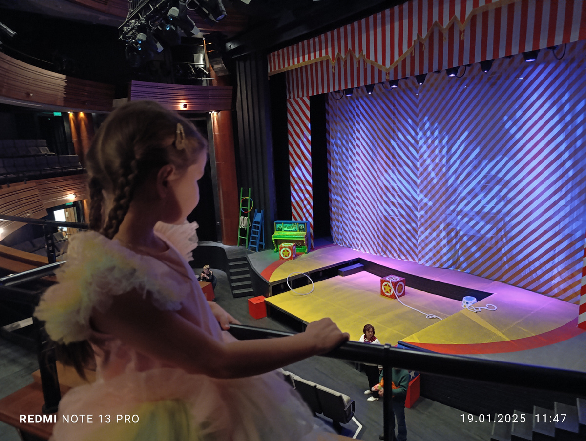 Балкон очень близко к сцене