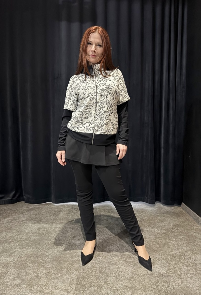 Модель изготовлена из ткани евроджерси, которая обеспечивает комфорт и свободу движений. Пояс на широкой резинке без молнии гарантирует удобство и позволяет чувствовать себя свободно.