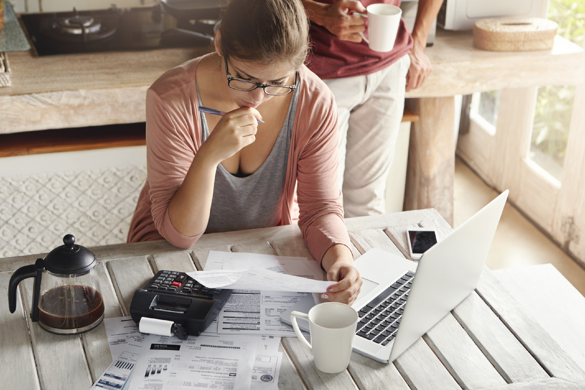 <a href="https://ru.freepik.com/free-photo/couple-facing-debt-problems-able-pay-out-their-mortgage-thoughtful-woman-looking-frustrated-holding-pen-while-managing-family-budget-making-calculations-using-calculator-notebook-pc_9532861.htm#fromView=search&page=1&position=11&uuid=38ac61e2-0f27-4e31-814c-059cc49e4383&new_detail=true&query=%D0%AD%D0%BA%D0%BE%D0%BD%D0%BE%D0%BC%D0%B8%D1%82%D1%8C+">Изображение от wayhomestudio на Freepik</a>
