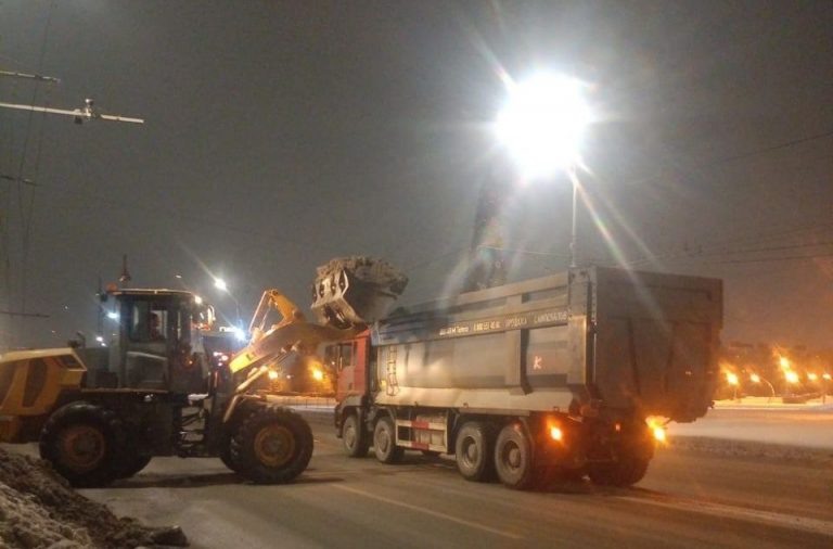    С улиц Оренбурга за сутки вывезли более 7 тысяч кубометров снега Оренбуржье