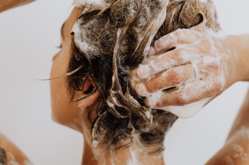 Как правильно мыть голову: советы для длительной чистоты и объема волос