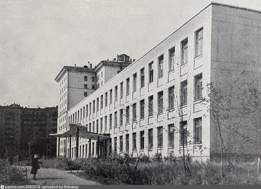 Первая школа-самолётик на Кутузовском проспекте, фото с pastvu