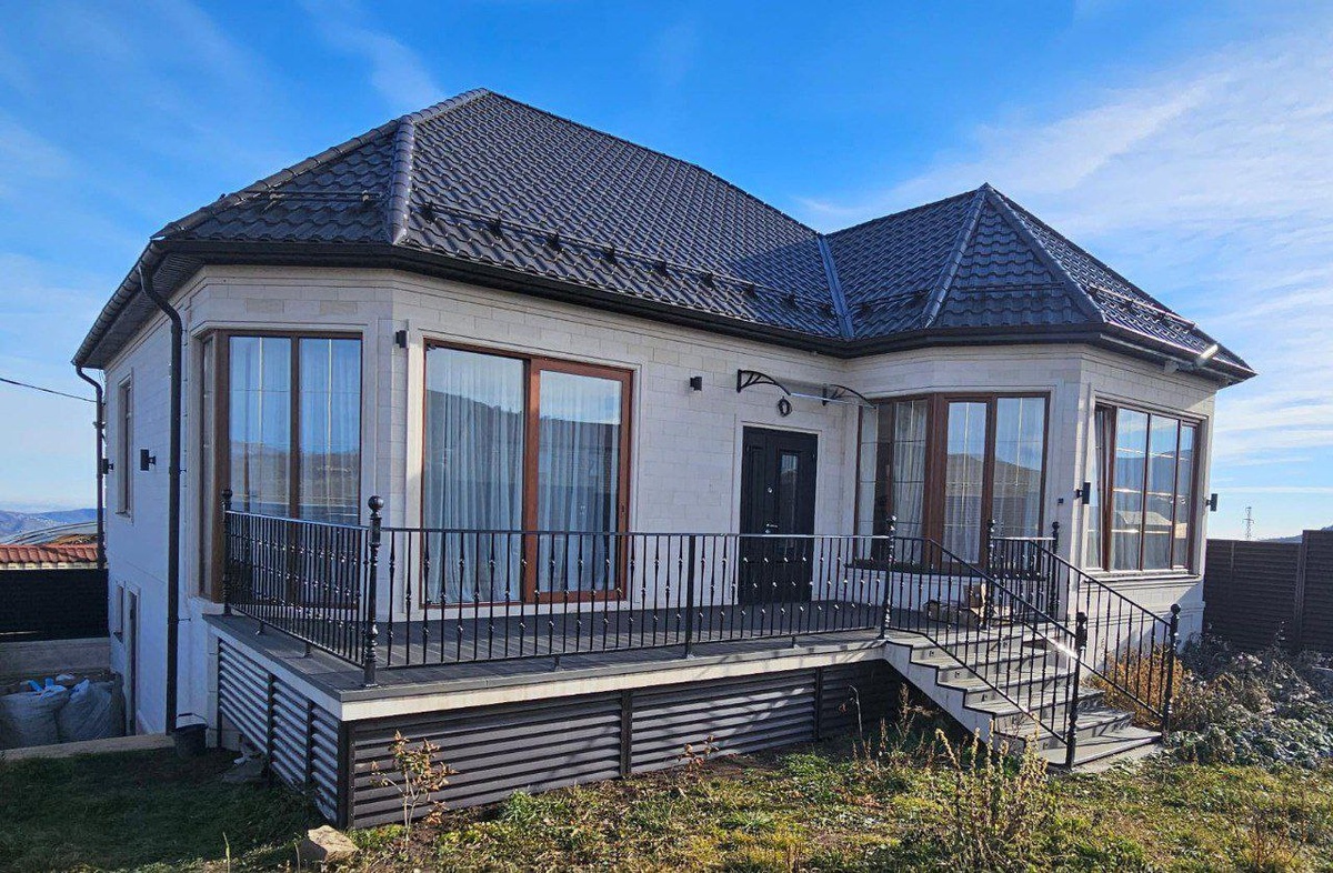 Дом с террасой из древесно-полимерного композита
