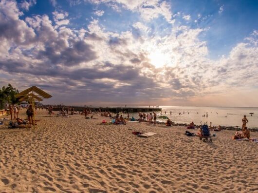    пляж на Азовском море в Ейск // фото: puteshestviya-otdyh.ru