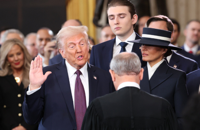    Избранный президент США Дональд Трамп, его супруга Мелания Трамп и сын Бэррон Трамп.EPA/ТАСС